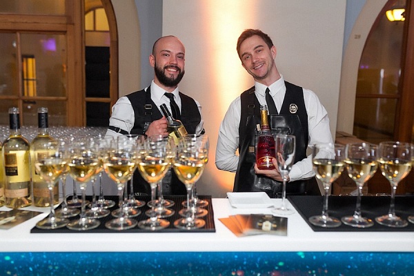 Выездной бар в Новосибирске. Ultra Подарки. Купить выездной бар в Новосибирске. Пирамида из шампанского бармен шоу и другие возможности выездного бара. Сервис UltraPodarki.ru 8 800 505 95 30. Выездной бар Новосибирск, выездной бар, мобильный бар Новосибирск, мобильный бар, переносной бар Новосибирск, переносной бар, выездной бар на мероприятие Новосибирск, выездной бар на мероприятие