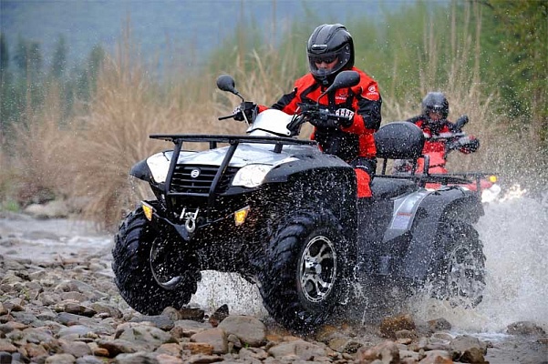 Катание на квадроциклах в Новосибирске. Подарочные сертификаты Ultra Подарки. Подарочный сертификат на катание на квадроциклах в Новосибирске. Закажите прокат квадроциклов и наслаждайтесь активным отдыхом с друзьями. Выбирайте живописные маршруты для езды на квадроциклах. Сервис UltraPodarki.ru 8800-505-9530. Катание на квадроциклах, катание на квадроциклах Новосибирск, прокат квадроциклов, прокат квадроциклов Новосибирск, езда на квадроцикле, езда на квадроцикле Новосибирск, катание на квадроциклах зимой, Катание на квадроциклах летом, сертификат на катание на квадроциклах, сертификат квадроциклы, сертификат квадроциклы Новосибирск
