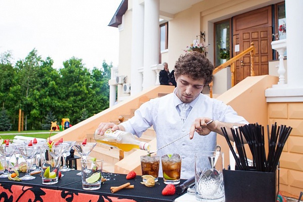 Выездной бар в Новосибирске. Ultra Подарки. Купить выездной бар в Новосибирске. Пирамида из шампанского бармен шоу и другие возможности выездного бара. Сервис UltraPodarki.ru 8 800 505 95 30. Выездной бар Новосибирск, выездной бар, мобильный бар Новосибирск, мобильный бар, переносной бар Новосибирск, переносной бар, выездной бар на мероприятие Новосибирск, выездной бар на мероприятие