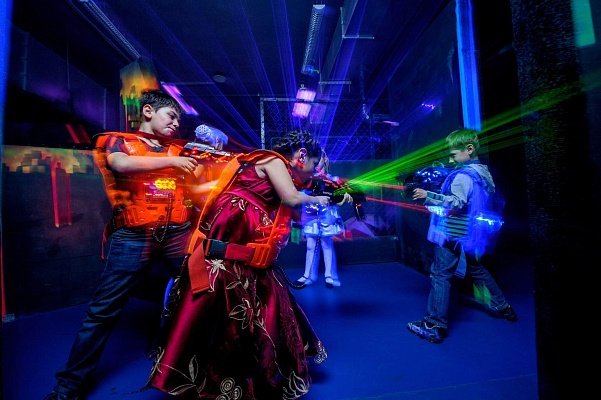 Игра в лазертаг в Новосибирске. Сервис Ultra Подарки. Купить лазертаг в городе Новосибирскf. Попробуйте лазерный пейнтбол в лазертаг клубе. Цены на лазертаг. Сервис: UltraPodarki.ru 8 800 505 95 30. Лазертаг в Новосибирске, купить лазертаг Новосибирск, лазертаг, купить лазертаг, лазерный пейнтбол Новосибирск, лазертаг для детей Новосибирск, лазертаг клуб, лазертаг клуб Новосибирск