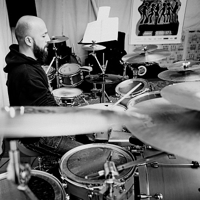 Купить игру на барабанах в Новосибирске. Сервис Ultra Подарки. Хотите играть на барабанах? Купите сертификат на обучение игре на барабанах в Новосибирске. Сервис UltraPodarki.ru 8 800 505 95 30. Игра на барабанах, уроки игры на барабанах, обучение игре на барабанах, барабан обучение, играть на барабанах, игра на барабанах сертификат, уроки на барабанах, игра на барабанах в Новосибирске, уроки игры на барабанах в Новосибирске, барабаны цена Новосибирск, уроки на барабанах в Новосибирске