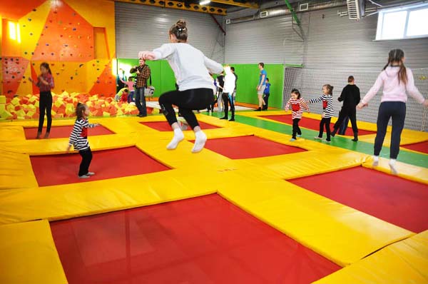 Прыжки в батутном центре в Новосибирске. Сервис Ultra Подарки. Купить подарочный сертификат на батутный центр. Подарите прыжки на батуте для детей и взрослых в Новосибирске. Сервис UltraPodarki.ru 8 800 505 95 30. Батутный центр Новосибирск, батутный центр, прыжки на батуте Новосибирск, купить батут Новосибирск, батут, батут Новосибирск