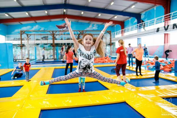 Прыжки в батутном центре в Новосибирске. Сервис Ultra Подарки. Купить подарочный сертификат на батутный центр. Подарите прыжки на батуте для детей и взрослых в Новосибирске. Сервис UltraPodarki.ru 8 800 505 95 30. Батутный центр Новосибирск, батутный центр, прыжки на батуте Новосибирск, купить батут Новосибирск, батут, батут Новосибирск