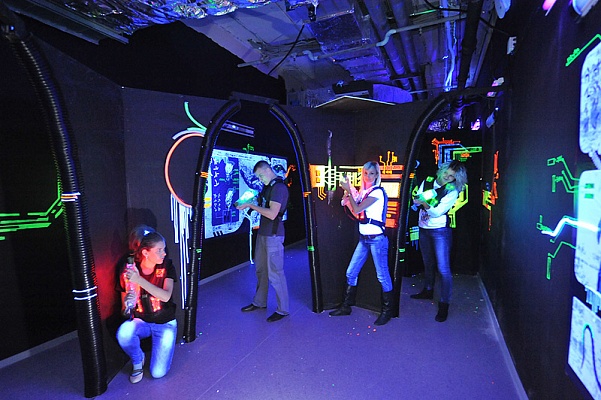 Игра в лазертаг в Новосибирске. Сервис Ultra Подарки. Купить лазертаг в городе Новосибирскf. Попробуйте лазерный пейнтбол в лазертаг клубе. Цены на лазертаг. Сервис: UltraPodarki.ru 8 800 505 95 30. Лазертаг в Новосибирске, купить лазертаг Новосибирск, лазертаг, купить лазертаг, лазерный пейнтбол Новосибирск, лазертаг для детей Новосибирск, лазертаг клуб, лазертаг клуб Новосибирск