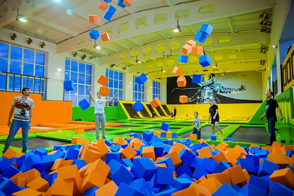 Прыжки в батутном центре в Новосибирске. Сервис Ultra Подарки. Купить подарочный сертификат на батутный центр. Подарите прыжки на батуте для детей и взрослых в Новосибирске. Сервис UltraPodarki.ru 8 800 505 95 30. Батутный центр Новосибирск, батутный центр, прыжки на батуте Новосибирск, купить батут Новосибирск, батут, батут Новосибирск