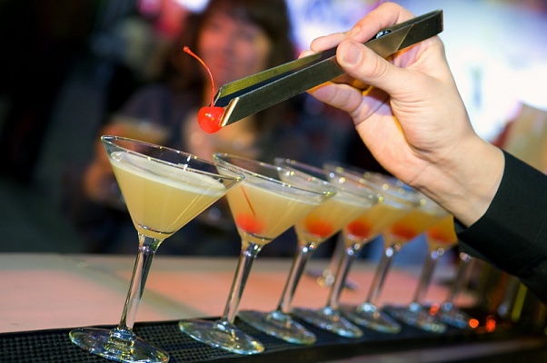 Выездной бар в Новосибирске. Ultra Подарки. Купить выездной бар в Новосибирске. Пирамида из шампанского бармен шоу и другие возможности выездного бара. Сервис UltraPodarki.ru 8 800 505 95 30. Выездной бар Новосибирск, выездной бар, мобильный бар Новосибирск, мобильный бар, переносной бар Новосибирск, переносной бар, выездной бар на мероприятие Новосибирск, выездной бар на мероприятие