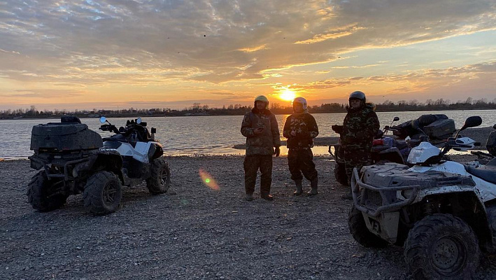 Прокат квадроциклов в Новосибирске. Подарочные сертификаты Ultra Подарки. Подарочный сертификат на прокат квадроциклов в Новосибирске. Закажите катание на квадроциклах и наслаждайтесь активным отдыхом с друзьями. Выбирайте живописные маршруты для езды на квадроциклах. Сервис UltraPodarki.ru 8800-505-9530. Катание на квадроциклах, катание на квадроциклах Новосибирск, прокат квадроциклов, прокат квадроциклов Новосибирск, езда на квадроцикле, езда на квадроцикле Новосибирск, катание на квадроциклах зимой, Катание на квадроциклах летом, сертификат на катание на квадроциклах, сертификат квадроциклы, сертификат квадроциклы Новосибирск
