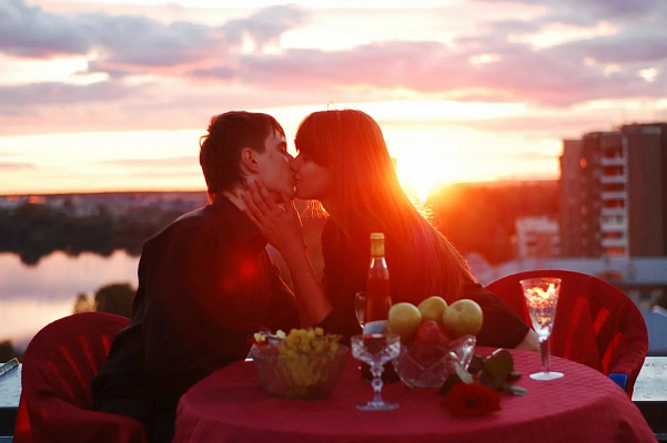 Романтическое свидание на крыше в Новосибирске. Ultra Подарки. Купить романтическое свидание на крыше в Новосибирске. Подарите самым близким незабываемые моменты и почувствуйте друг друга ещё ближе. Сервис UltraPodarki.ru 8 800 505 95 30. Романтическое свидание на крышев Новосибирске, свидание на крышев Новосибирске, свидание, сертификат на свидание на крыше, сертификат на свидание в Новосибирске, купить свидание на крыше, купить свидание Новосибирск