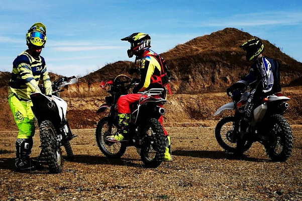 Катание на мотоцикле в Новосибирске. ULTRA ПОДАРКИ. Купить катание на мотоцикле в Новосибирске. Попробовав езду на мотоциклах, вы получите порцию адреналина и невероятные эмоции. Сервис: UltraPodarki.ru 8 800 505 95 30.. Катание на мотоцикле в Новосибирске, прокат мотоциклов Новосибирск, катание на мотоциклах, прокат мотоцикла, езда на мотоцикле Новосибирск, езда на мотоцикле, мотопрогулка Новосибирск, мотопрогулка