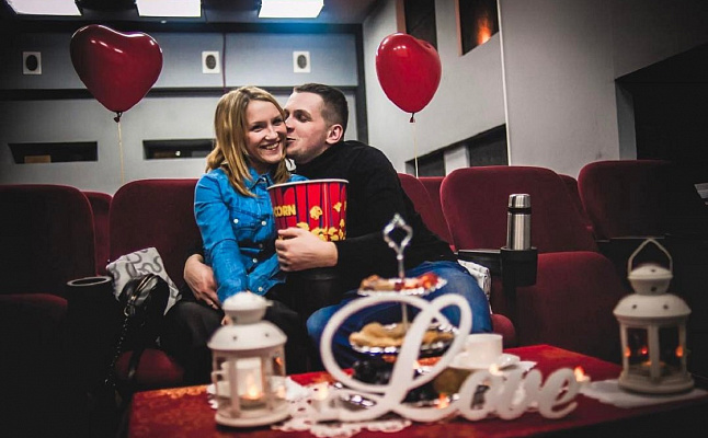 Романтическое свидание в кинотеатре в Новосибирске. Ultra Подарки. Купить романтическое свидание в кинотеатре в Новосибирске. Подарите самым близким незабываемые моменты и признайтесь в искренних чувствах. Сервис UltraPodarki.ru 8-800-505-95-30. Романтическое свидание в кинотеатре в Новосибирске, свидание в Новосибирске, свидание в кинотеатре, сертификат на свидание в кинотеатре, сертификат на свидание в Новосибирске, купить свидание, купить свидание Новосибирск, первое свидание, девушка свидание, хороший кинотеатре, романтический кинотеатре, романтический вечер, романтический ужин, романтические любимому, романтическая музыка