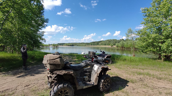 Туры на квадроциклах в Новосибирске. Подарочные сертификаты Ultra Подарки. Подарочный сертификат на большие туры на квадроциклах в Новосибирске. Закажите большой тур на квадроциклах и наслаждайтесь активным отдыхом с друзьями. Выбирайте живописные маршруты для езды на квадроциклах. Сервис UltraPodarki.ru 8800-505-9530. Туры на квадроциклах, Катание на квадроциклах, катание на квадроциклах Новосибирск, прокат квадроциклов, прокат квадроциклов Новосибирск, езда на квадроцикле, езда на квадроцикле Новосибирск, катание на квадроциклах зимой, Катание на квадроциклах летом, сертификат на катание на квадроциклах, сертификат квадроциклы, сертификат квадроциклы Новосибирск
