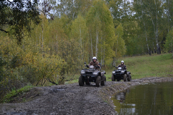 Катание на квадроциклах в Новосибирске. Подарочные сертификаты Ultra Подарки. Подарочный сертификат на катание на квадроциклах в Новосибирске. Закажите прокат квадроциклов и наслаждайтесь активным отдыхом с друзьями. Выбирайте живописные маршруты для езды на квадроциклах. Сервис UltraPodarki.ru 8800-505-9530. Катание на квадроциклах, катание на квадроциклах Новосибирск, прокат квадроциклов, прокат квадроциклов Новосибирск, езда на квадроцикле, езда на квадроцикле Новосибирск, катание на квадроциклах зимой, Катание на квадроциклах летом, сертификат на катание на квадроциклах, сертификат квадроциклы, сертификат квадроциклы Новосибирск
