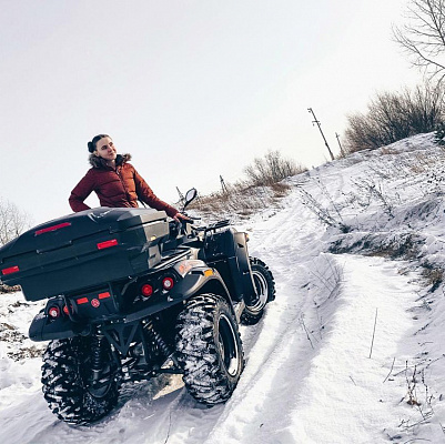 Туры на квадроциклах в Новосибирске. Подарочные сертификаты Ultra Подарки. Подарочный сертификат на большие туры на квадроциклах в Новосибирске. Закажите большой тур на квадроциклах и наслаждайтесь активным отдыхом с друзьями. Выбирайте живописные маршруты для езды на квадроциклах. Сервис UltraPodarki.ru 8800-505-9530. Туры на квадроциклах, Катание на квадроциклах, катание на квадроциклах Новосибирск, прокат квадроциклов, прокат квадроциклов Новосибирск, езда на квадроцикле, езда на квадроцикле Новосибирск, катание на квадроциклах зимой, Катание на квадроциклах летом, сертификат на катание на квадроциклах, сертификат квадроциклы, сертификат квадроциклы Новосибирск
