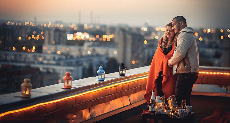 Романтическое свидание на крыше в Новосибирске. Ultra Подарки. Купить романтическое свидание на крыше в Новосибирске. Подарите самым близким незабываемые моменты и почувствуйте друг друга ещё ближе. Сервис UltraPodarki.ru 8 800 505 95 30. Романтическое свидание на крышев Новосибирске, свидание на крышев Новосибирске, свидание, сертификат на свидание на крыше, сертификат на свидание в Новосибирске, купить свидание на крыше, купить свидание Новосибирск