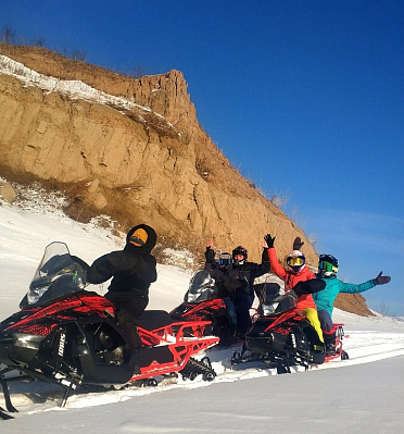 Большие туры на снегоходах в подарок. Сервис Ultra Подарки Новосибирск
. Подарочный сертификат на тур на снегоходах в Новосибирске с друзьями. Закажите прокат снегоходов в подарок для мужчины по привлекательным ценам. Живописные маршруты для езды на снегоходах это отличная возможность активного отдыха. Сервис UltraPodarki.ru 8800-505-9530. тур на снегоходе, катание на снегоходах, подарочный сертификат на катание на снегоходе, прокат снегоходов, прокат снегоходов Новосибирск, катание на снегоходах Новосибирск, езда на снегоходе