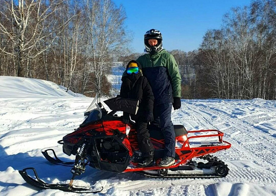 Катание на снегоходах в Новосибирске в подарок. Сервис Ultra Подарки
. Подарочный сертификат на катание на снегоходах в Новосибирске с друзьями. Закажите прокат снегоходов в подарок для мужчины по привлекательным ценам. Живописные маршруты для езды на снегоходах это отличная возможность активного отдыха. Сервис UltraPodarki.ru 8 800 505 95 30. катание на снегоходах, подарочный сертификат на катание на снегоходе, прокат снегоходов, прокат снегоходов Новосибирск, катание на снегоходах Новосибирск, езда на снегоходе