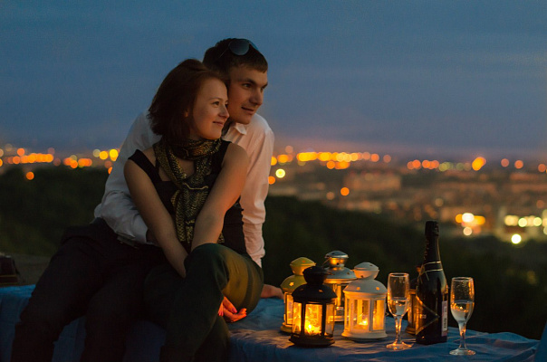 Романтическое свидание на крыше в Новосибирске. Ultra Подарки. Купить романтическое свидание на крыше в Новосибирске. Подарите самым близким незабываемые моменты и почувствуйте друг друга ещё ближе. Сервис UltraPodarki.ru 8 800 505 95 30. Романтическое свидание на крышев Новосибирске, свидание на крышев Новосибирске, свидание, сертификат на свидание на крыше, сертификат на свидание в Новосибирске, купить свидание на крыше, купить свидание Новосибирск